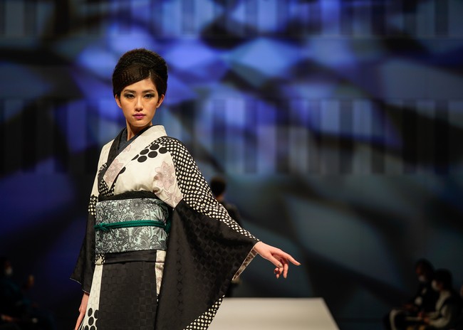 Penampilan para wanita Jepang dalam fashion show kimono karya JOTARO SAITO di Rakuten Fashion Week TOKYO 2021. Foto: Christopher Jue/Getty Images.