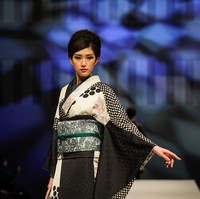 Penampilan para wanita Jepang dalam fashion show kimono karya JOTARO SAITO di Rakuten Fashion Week TOKYO 2021. Foto: Christopher Jue/Getty Images.