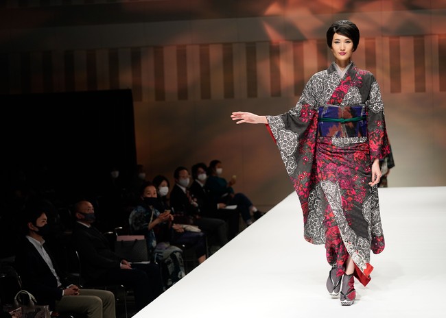 Penampilan para wanita Jepang dalam fashion show kimono karya JOTARO SAITO di Rakuten Fashion Week TOKYO 2021.  Foto: Christopher Jue/Getty Images.