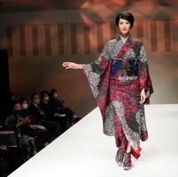 Penampilan para wanita Jepang dalam fashion show kimono karya JOTARO SAITO di Rakuten Fashion Week TOKYO 2021.  Foto: Christopher Jue/Getty Images.