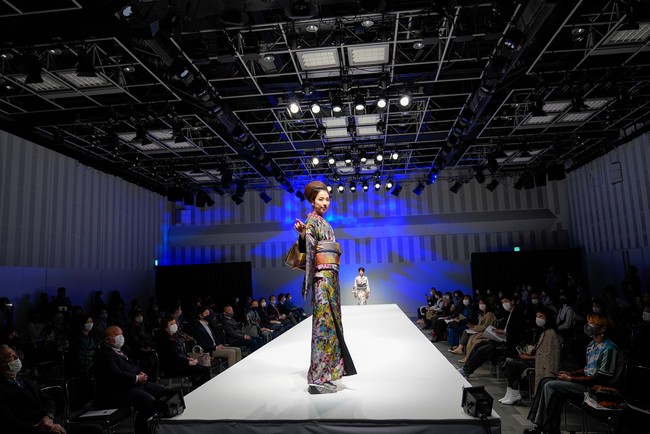 Penampilan para wanita Jepang dalam fashion show kimono karya JOTARO SAITO di Rakuten Fashion Week TOKYO 2021. Foto: Christopher Jue/Getty Images.