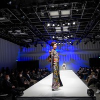 Penampilan para wanita Jepang dalam fashion show kimono karya JOTARO SAITO di Rakuten Fashion Week TOKYO 2021. Foto: Christopher Jue/Getty Images.