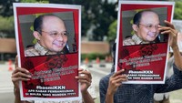 Dalam aksinya, mereka membawa foto mantan Bupati Maluku Tenggara Andreas Rentanubun.