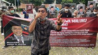 Sejumlah mahasiswa dari Forum Mahasiswa Maluku (FMM) melakukan unjuk rasa di depan Gedung KPK, Jakarta, Senin (22/3/2021).