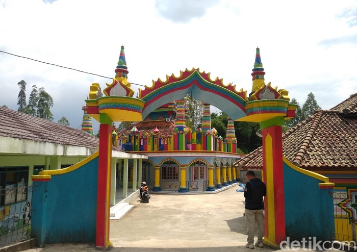 Foto Masjid Warna Warni di Garut