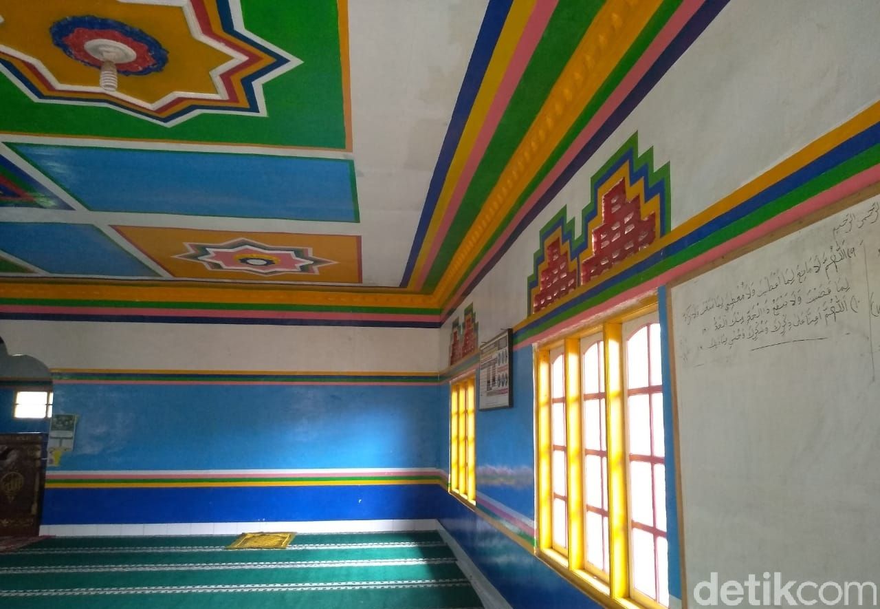 Foto Masjid Warna Warni di Garut