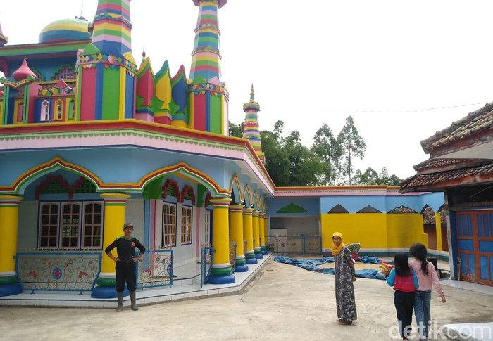 Foto Masjid Warna Warni di Garut Foto Masjid Warna Warni di Garut