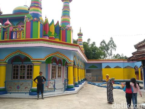 Foto Masjid Warna Warni di Garut Foto Masjid Warna Warni di Garut