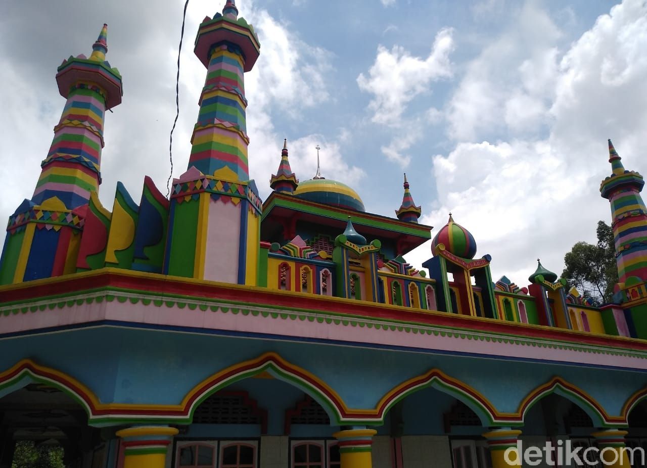 Foto Masjid Warna Warni di Garut