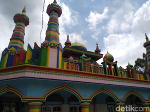 Foto: Masjid Full Color di Garut