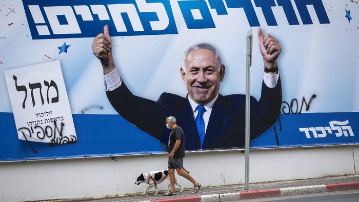 Papan iklan kampanye Partai Likud yang menampilkan sosok PM Benjamin Netanyahu jadi sasaran aksi vandalisme jelang pelaksanaan Pemilu di Israel.