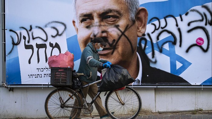 Foto PM Netanyahu Jadi Sasaran Aksi Vandalisme Jelang Pemilu Israel Papan iklan kampanye Partai Likud yang menampilkan sosok PM Benjamin Netanyahu jadi sasaran aksi vandalisme jelang pelaksanaan Pemilu di Israel.