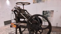 Mesin-mesin ini usianya variatif, ada yang berasal dari abad ke-18 hingga abad ke-20. Mesin pencetak di sini juga ada yang masih dioperasikan secara manual menggunakan tenaga manusia.