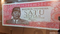 Di samping alat-alat tadi, masih banyak alat lainnya yang dapat traveler lihat. Serunya lagi, di sana juga terdapat pameran artifical intelligence berupa uang-uang kertas zaman dulu. Wajah-wajah tokoh pada uang kertas itu dapat memunculkan ekspresi berbeda-beda, seolah hidup.