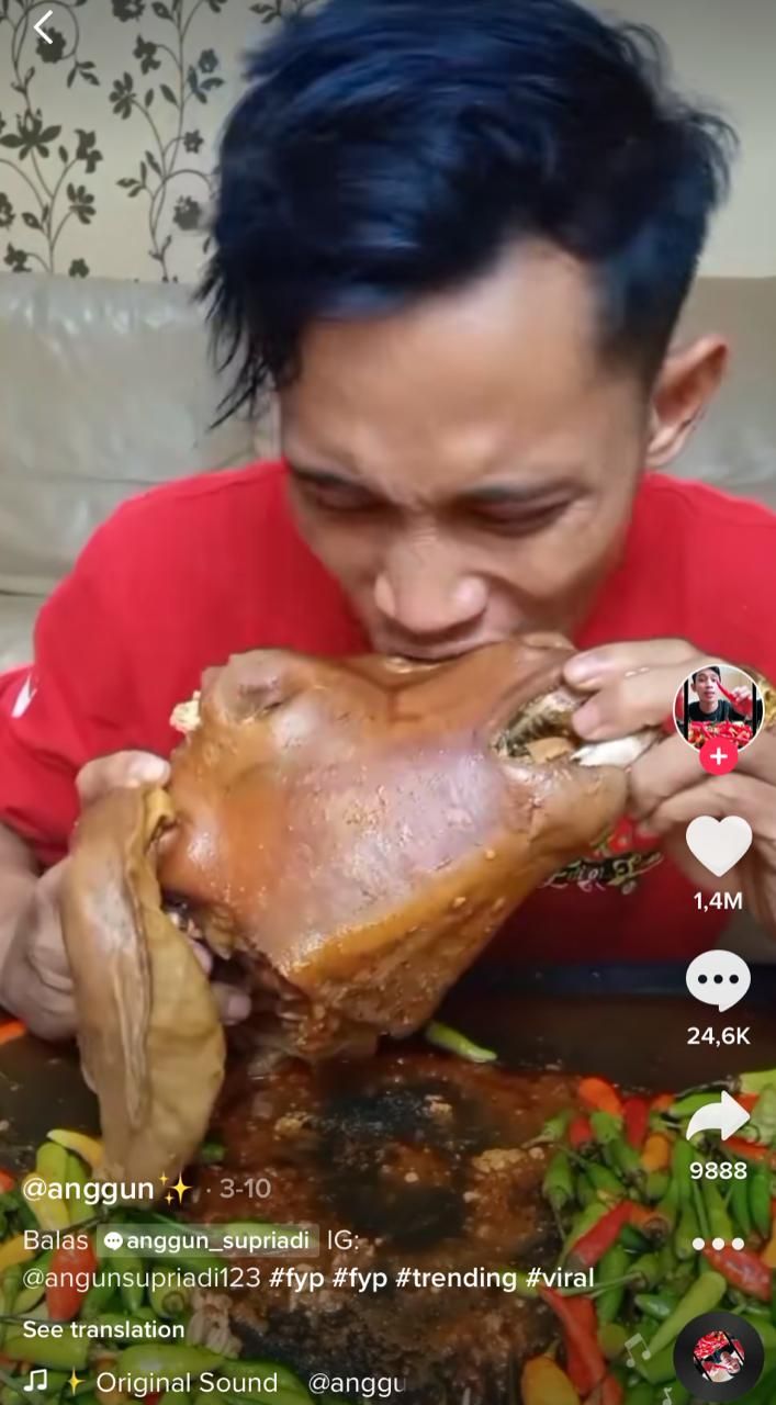Gokil! TikToker Ini Mukbang Kepala Sapi dan Kepala Kambing Utuh