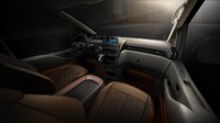 Hyundai mengatakan bahwa interior Staria telah terinspirasi dari ruang tunggu kapal pesiar yang mewah. Melengkapi filosofi itu, mobil ini dibekali layar infotainment 10,25 inci, tuas transmisi elektronik tipe tombol seperti New Santa Fe, dan cluster instrumen digital. Semua varian Staria Premium dibekali pencahayaan ambient. Foto: Hyundai