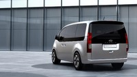 Berbeda dengan bagian fascia, bagian belakang Hyundai Staria memiliki desain old school, dengan jendela lebar dan bentuk lampu rem vertikal. Foto: Hyundai