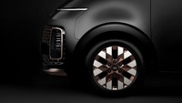 Hyundai juga menawarkan opsi model Staria Premium, yang memiliki desain grille unik dengan pola jaring berbeda serta chrome berwarna kuning pada emblem, roda, spion, dan handle pintu. Staria Premium juga mendapatkan velg 18 inci dengan pola dan grafik berlian. Foto: Hyundai