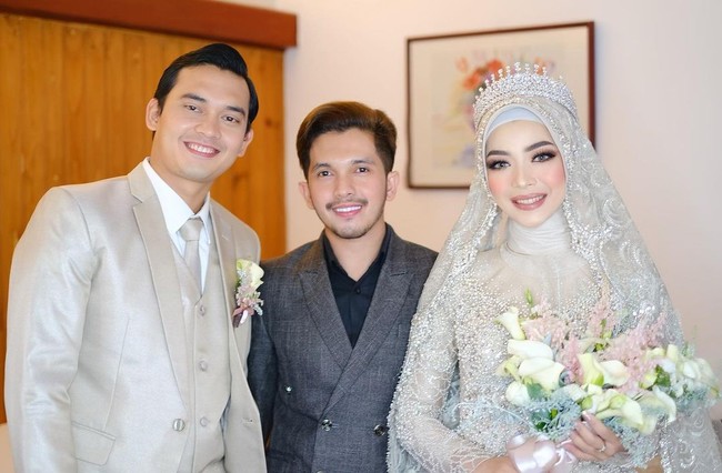 Ikbal dan Novia kompak mengenakan busana pengantin warna champagne saat resepsi pernikahan. Foto: Dok.Instagram @luckyhakim9.