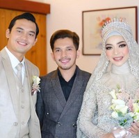 Ikbal dan Novia kompak mengenakan busana pengantin warna champagne saat resepsi pernikahan. Foto: Dok.Instagram @luckyhakim9.