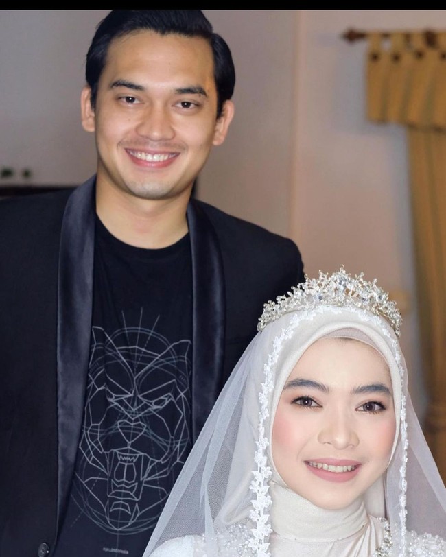 Nama Ikbal Fauzi Firdaus mulai melejit ketika memerankan tokoh Abdullah Rendy (Rendy) dalam sinetron Ikatan Cinta. Ia berperan sebagai asisten pribadi Aldebaran. Sebelumnya ia pernah membintangi beberapa judul sinetron dan FTV tanah air. Kini Ikbal tengah berbahagia karena usai menggelar acara pernikahan dengan wanita pilihannya Novia Giana Nurjanah di Villa Lagenta, Lembang, Bandung, Minggu (21/3/2021). Foto: Dok. Instagram @ikbalicious_ofc.