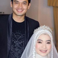 Nama Ikbal Fauzi Firdaus mulai melejit ketika memerankan tokoh Abdullah Rendy (Rendy) dalam sinetron Ikatan Cinta. Ia berperan sebagai asisten pribadi Aldebaran. Sebelumnya ia pernah membintangi beberapa judul sinetron dan FTV tanah air. Kini Ikbal tengah berbahagia karena usai menggelar acara pernikahan dengan wanita pilihannya Novia Giana Nurjanah di Villa Lagenta, Lembang, Bandung, Minggu (21/3/2021). Foto: Dok. Instagram @ikbalicious_ofc.