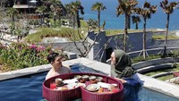 Momen romantis Irwansyah dan Zaskia Sungkar dapat terlihat dari momen yang satu ini. Keduanya melakukan floating breakfast dengan pemandangan lautan lepas. Foto: Instagram @irwansyah_15