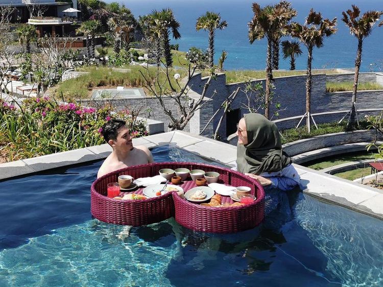 Romantisnya Irwansyah dan Zaskia Sungkar Saat Nikmati Floating Breakfast