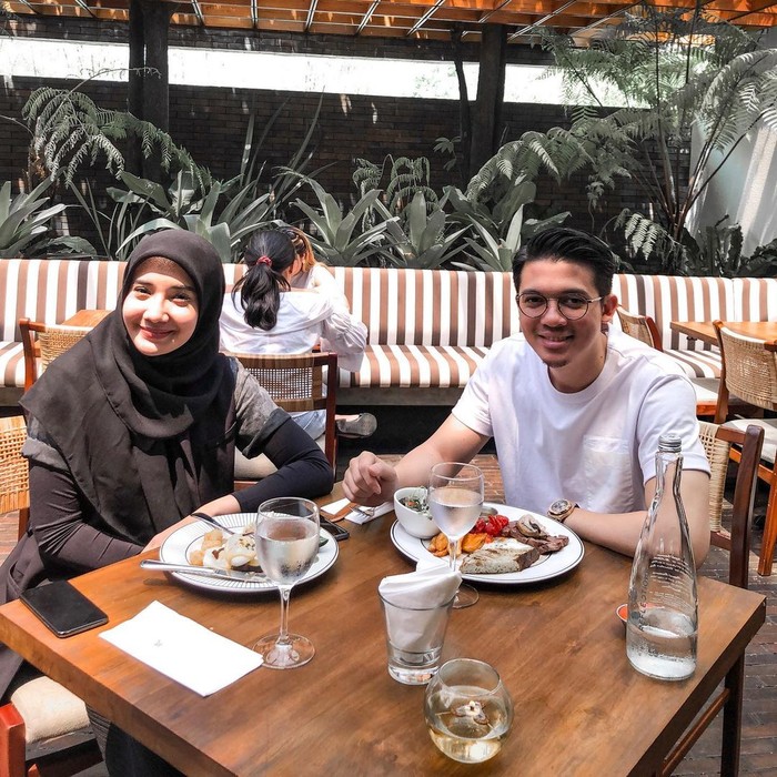 Romantisnya Irwansyah dan Zaskia Sungkar Saat Nikmati Floating Breakfast