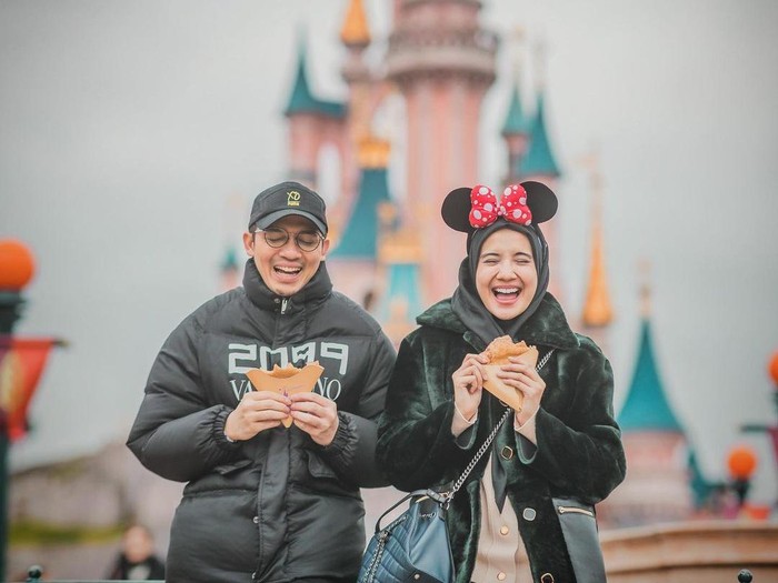 Romantisnya Irwansyah dan Zaskia Sungkar Saat Nikmati Floating Breakfast