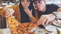 Kulineran seafood, Irwansyah dan Zaskia Sungkar menikmati lobster berukuran jumbo. Keduanya pun berfoto sambil memegang lobster tersebut. Foto: Instagram @irwansyah_15