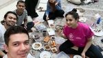 Romantisnya Irwansyah dan Zaskia Sungkar Saat Nikmati Floating Breakfast