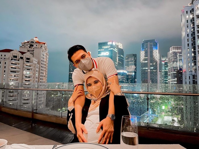Irwasnyah Romantisnya Irwansyah dan Zaskia Sungkar Saat Nikmati Floating Breakfast