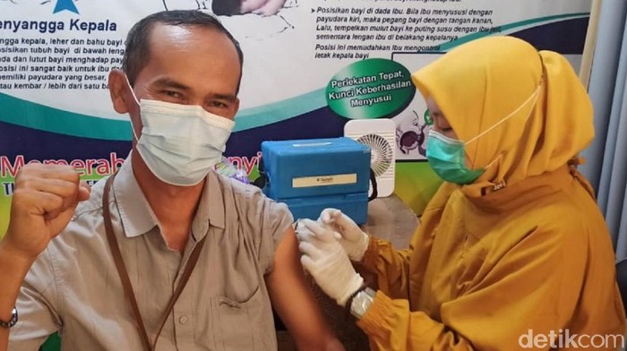 Menjelang Ujian Tulis Berbasis Komputer (UTBK), Institut Teknologi Sepuluh November (ITS) Surabaya mulai melakukan persiapan. Salah satunya melakukan vaksinasi COVID-19 terhadap panitia pelaksana.