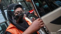 Leni Marlena memasuki mobil usai menjalani pemeriksaan di Gedung KPK Merah Putih, Jakarta, terkait kasus korupsi pengadaan perangkat transportasi informasi terintegrasi atau backbone coastal surveillance system (BCSS) Bakamla RI pada 2016. Nilai kerugian negara atas kasus ini mencapai Rp63,8 Miliar. Perkara tersebut merupakan pengembangan dari perkara yang menjerat Deputi Informasi, Hukum dan Kerja Sama Bakamla Eko Susilo Hadi bersama pihak swasta dalam Operasi Tangkap Tangan (OTT) KPK pada 14 Desember 2016 lalu.