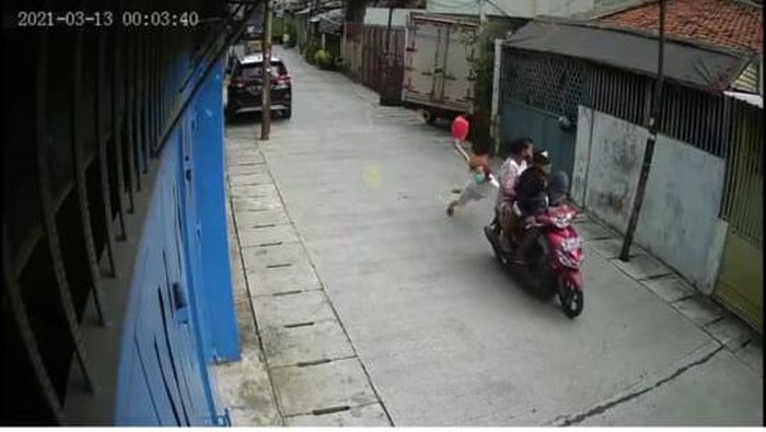 Jambret bawa anak kecil di Tamansari, Jakbar bikin lansia terseret. Foto tangkapan layar video IG @ongsu23