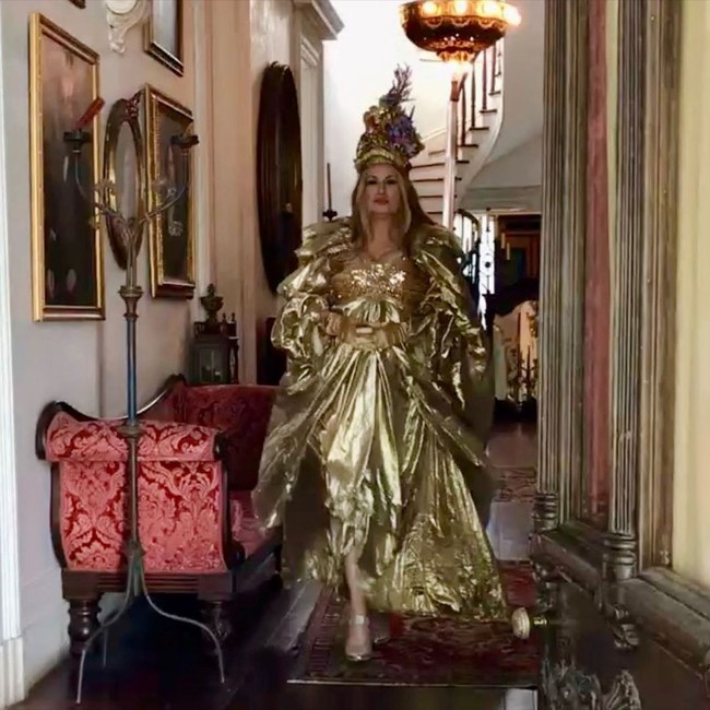 Dalam acara Kelly Clarkson Show yang disiarkan beberapa waktu lalu Jennifer mengungkap suka menciptakan karakter baru saat pergi liburan. Dengan begitu, ia bisa memacari dua pria sekaligus ketika tidak ingin melewatkan kesempatan kencan dengan mereka. Foto: Instagram @theofficialjencoolidge