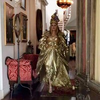 Dalam acara Kelly Clarkson Show yang disiarkan beberapa waktu lalu Jennifer mengungkap suka menciptakan karakter baru saat pergi liburan. Dengan begitu, ia bisa memacari dua pria sekaligus ketika tidak ingin melewatkan kesempatan kencan dengan mereka. Foto: Instagram @theofficialjencoolidge