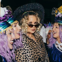 Walau pernah bertindak cukup gila, Jennifer Coolidge mengaku tidak bisa melakukan hal yang sama sekarang. Selain karena sudah tidak muda, pemain film A Cinderella Story ini mengatakan sulit untuk berkencan ketika kamu terkenal. Foto: Instagram @theofficialjencoolidge