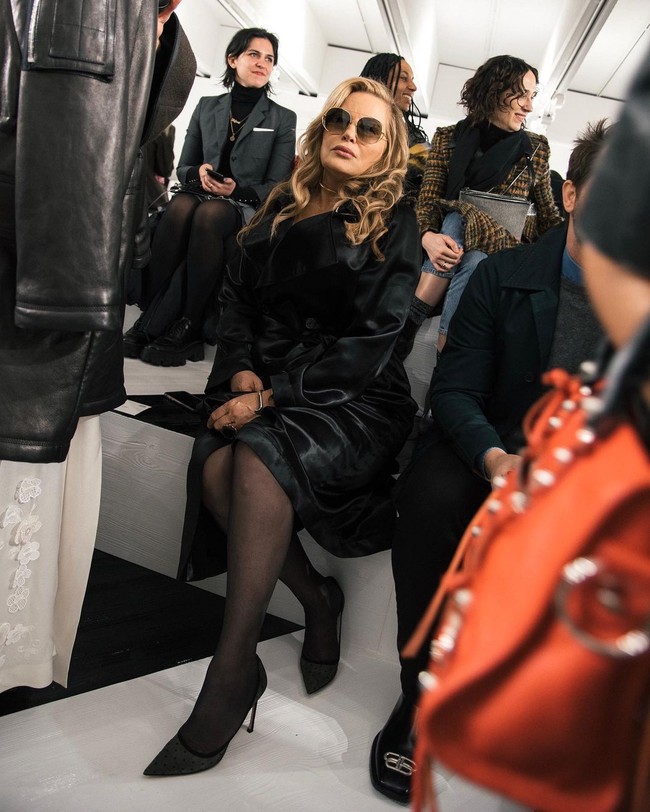 Dengan bakat aktingnya, Jennifer berhasil mengelabui mereka dan sukses berkencan dengan keduanya. Aku mengencani dua pria itu selama dua minggu, lanjutnya.Foto: Instagram @theofficialjencoolidge