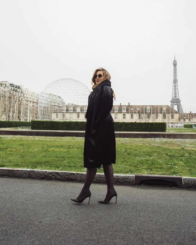 Aku tidak tahu jika aku berani melakukannya sekarang tapi waktu itu, itu seperti sebuah keputusan yang bagus karena saat kamu masih muda, kamu bisa lolos dari apapun. Berkencan bisa jadi sesuatu yang sulit, terutama jika kamu ada di mata publik, kata wanita yang belum pernah menikah tersebut. Foto: Instagram @theofficialjencoolidge