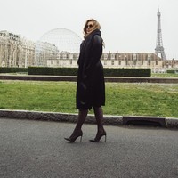 Aku tidak tahu jika aku berani melakukannya sekarang tapi waktu itu, itu seperti sebuah keputusan yang bagus karena saat kamu masih muda, kamu bisa lolos dari apapun. Berkencan bisa jadi sesuatu yang sulit, terutama jika kamu ada di mata publik, kata wanita yang belum pernah menikah tersebut. Foto: Instagram @theofficialjencoolidge