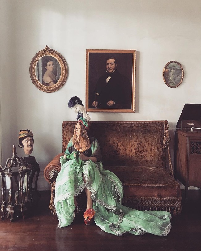 Jennifer Coolidge dikenal sering bermain di film dan serial bergenre komedi, seperti American Pie, American Wedding, Legally Blonde, Desperate Housewives Sex and The City, 2 Broke Girls, hingga yang baru-baru ini dapat nominasi Oscar, Promising Young Woman. Ia juga pernah membintangi video video musik Ariana Grande, Thank U, Next. Foto: Instagram @theofficialjencoolidge