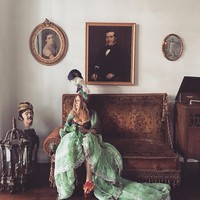 Jennifer Coolidge dikenal sering bermain di film dan serial bergenre komedi, seperti American Pie, American Wedding, Legally Blonde, Desperate Housewives Sex and The City, 2 Broke Girls, hingga yang baru-baru ini dapat nominasi Oscar, Promising Young Woman. Ia juga pernah membintangi video video musik Ariana Grande, Thank U, Next. Foto: Instagram @theofficialjencoolidge