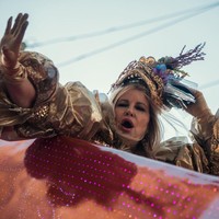 Beberapa tahun lalu, aku datang ke Hawaii dan ketika kamu datang dan kamu liburan sendiri, kamu bisa menciptakan apapun yang kamu inginkan. Aku akhirnya bertemu dua pria yang merupakan sahabat, aku menyukai mereka berdua, dan aku bilang pada mereka aku punya saudara kembar, katanya. Foto: Instagram @theofficialjencoolidge