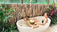 “Aku ngapain ya hari ini?” tulis Jedar di keterangan foto. Mantan tunangan Richard Kyle ini pilih manjakan diri dengan berendam dan minum air kelapa. Foto: Instagram inijedar