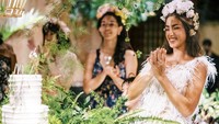 Kalau ini senyum bahagia Jedar saat merayakan ulang tahun pada Februari lalu. Di Bali ia dikelilingi orang-orang terdekatnya saat meniup kue ulang tahun. Foto: Instagram inijedar