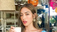 Santai di kafe di Bali, Jedar tak lupa mengabadikan momen. Kali ini ditemani secangkir minuman. Foto: Instagram inijedar