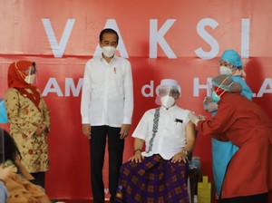 Jokowi Ikuti Arahan Kiai dan MUI Jatim Mendorong Vaksin AstraZeneca