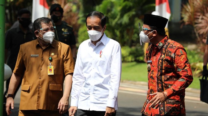Jokowi Pantau Vaksinasi AstraZeneca di Sidoarjo